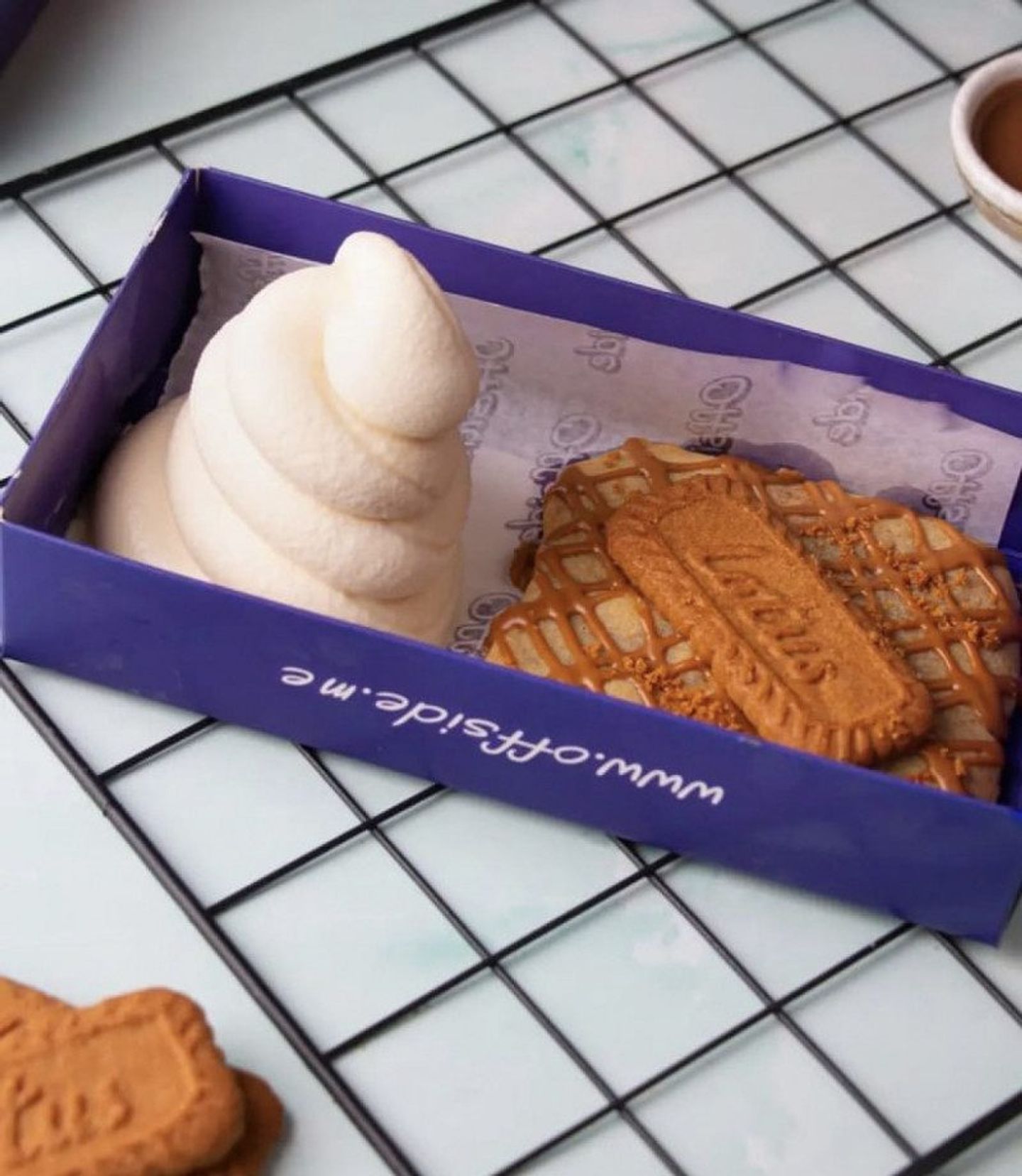 Cookies With Lotus Sauce And Vanilla Ice Cream