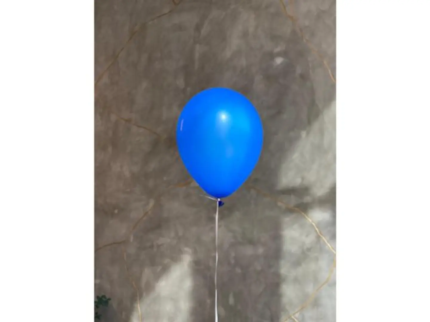 بالون أزرق