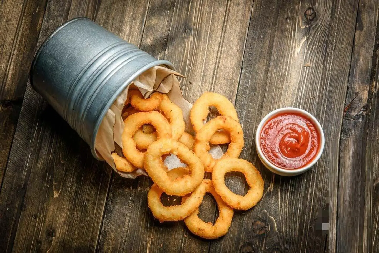 حلقات بصل بصلصة الفلفل الحلو