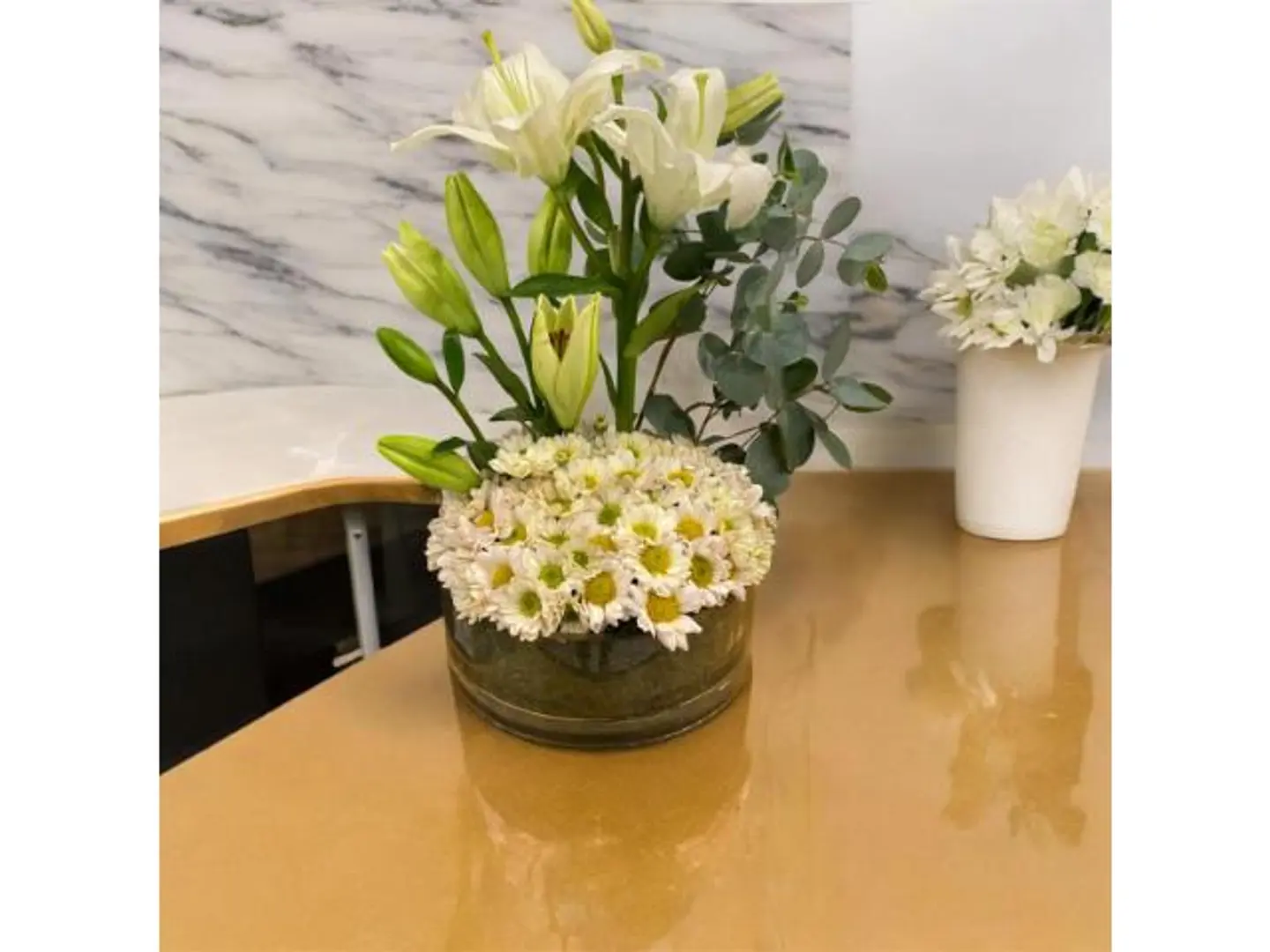 فازة ورد كريز مع عشب صناعي