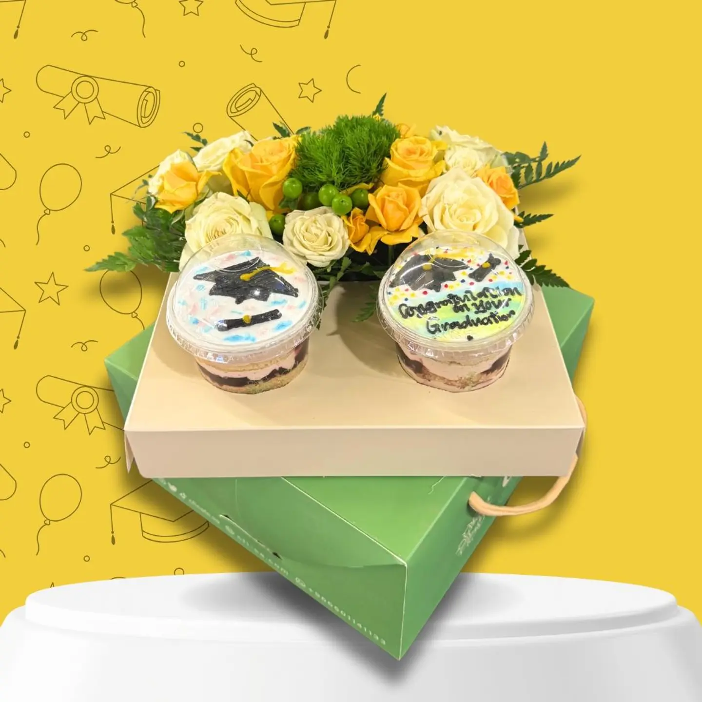 Fancy Graduation Box With 2 Cupcakes