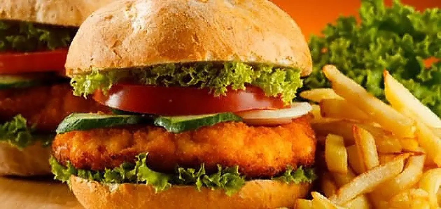 برغر دجاج مع بيض مقلي وجبن