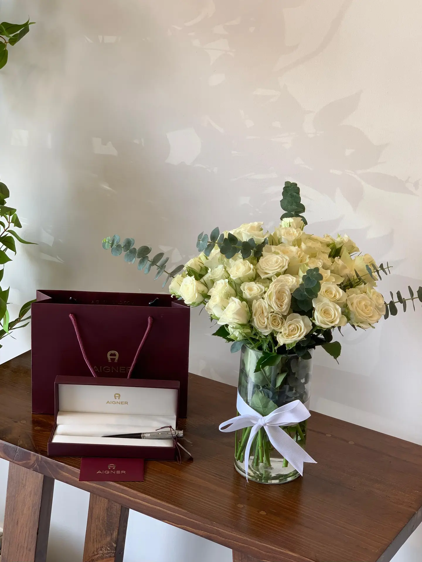 فازة ورد مع قلم اقنر