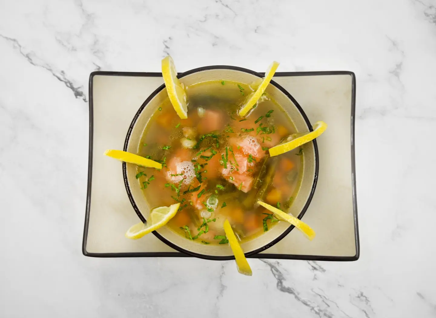 شوربة خضار مشكل مع سالمون