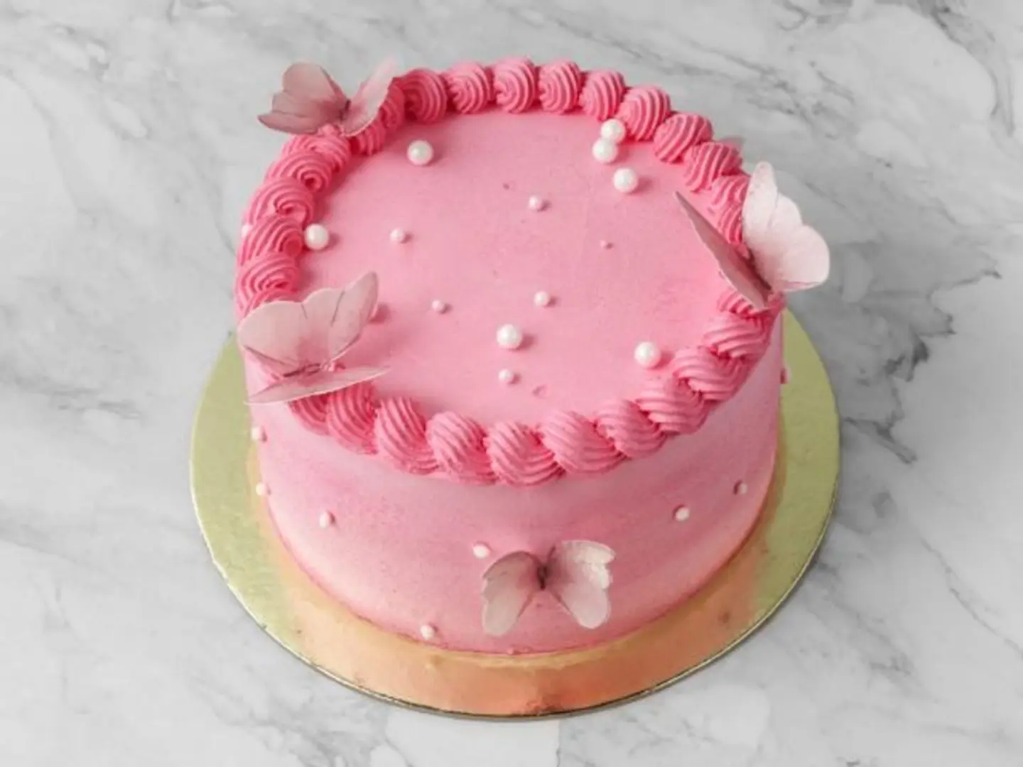 كيكة الفراشات وسط