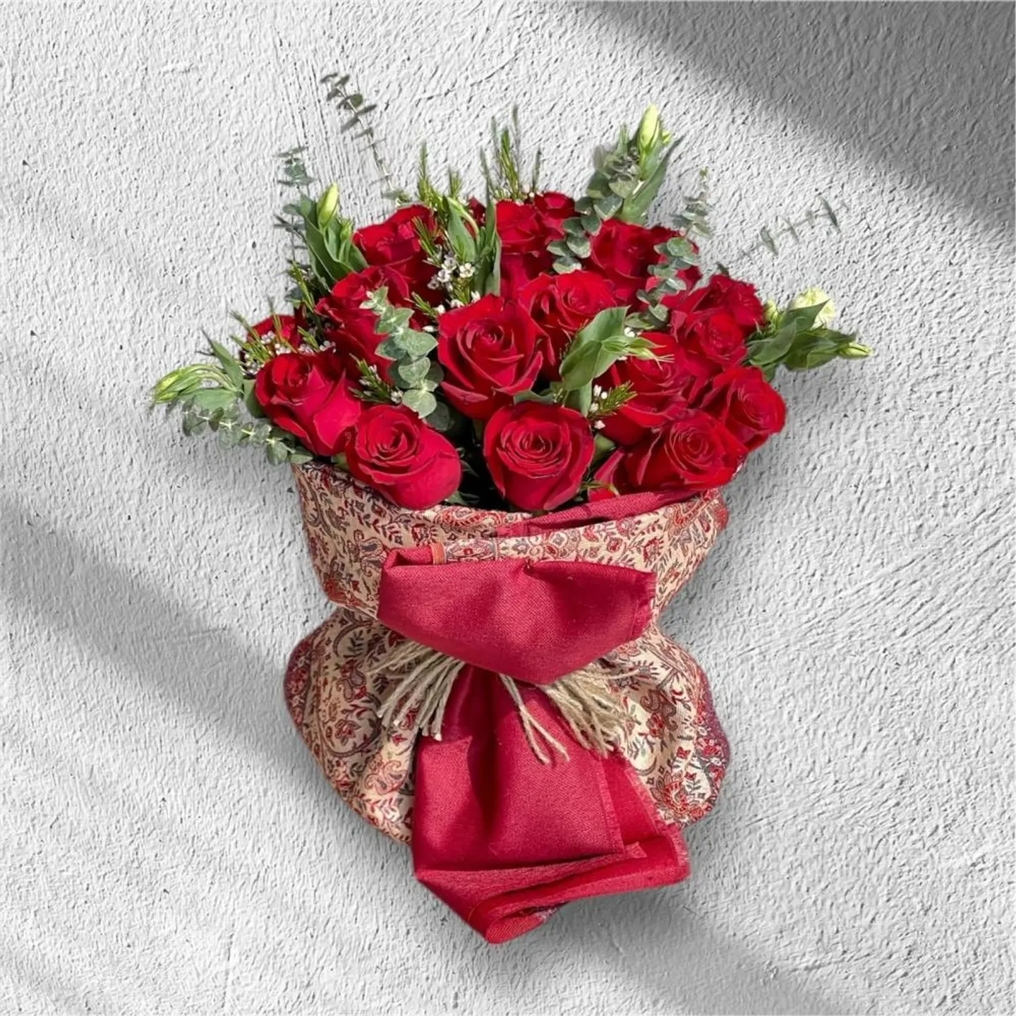 بوكيه ورد أحمر بتغليف تراثي فخم