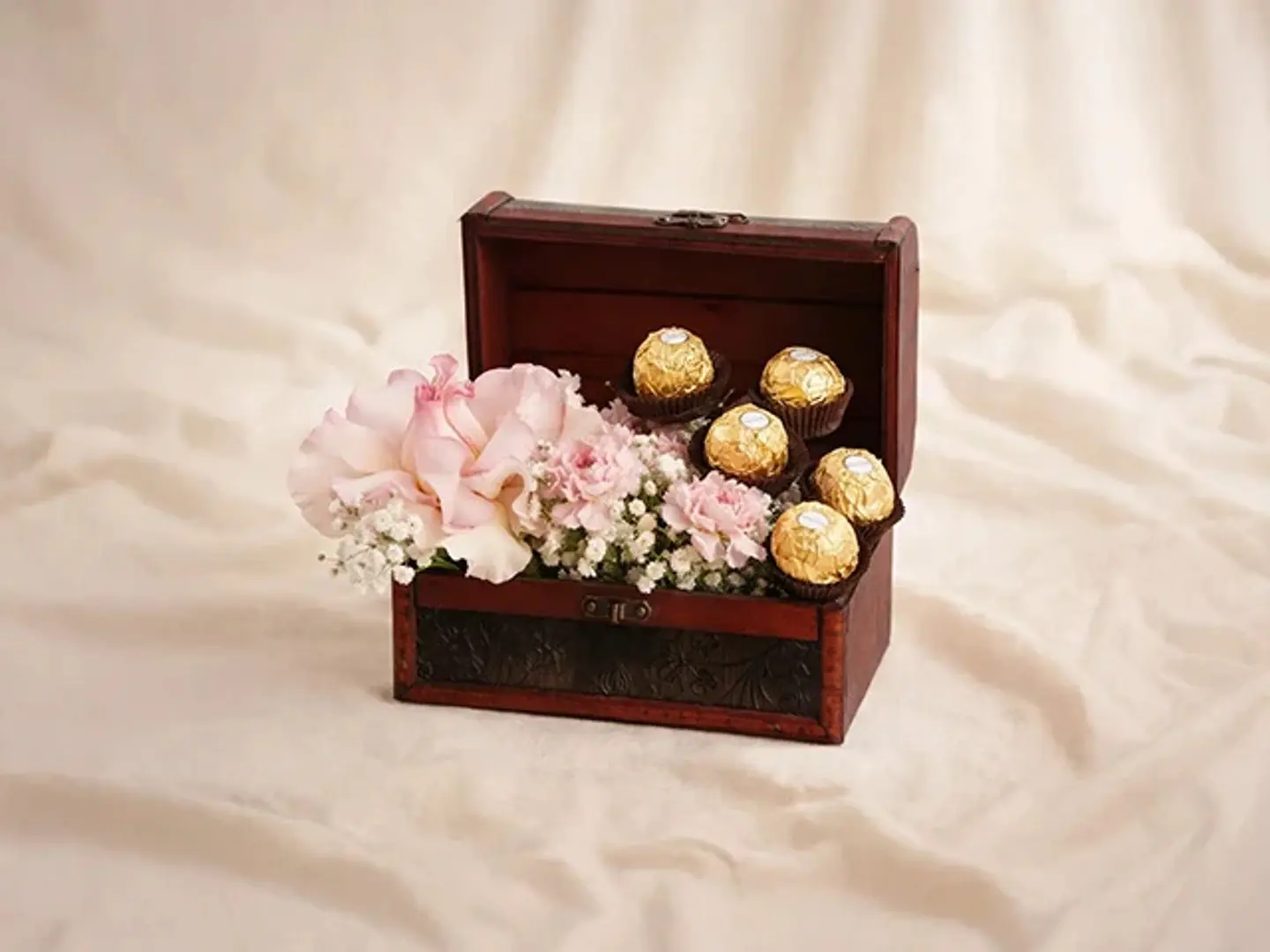 صندوق خشبي مزين بالورود الوردية والقرنفل هدية زهور فاخرة
