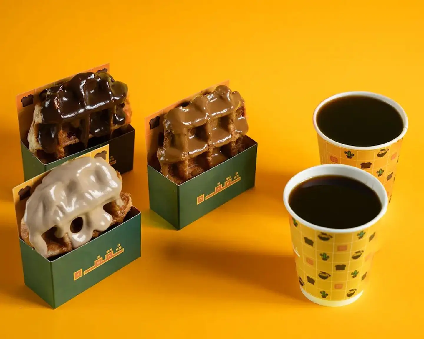 ثلاث قطع وافل كوبين قهوة ساخنة