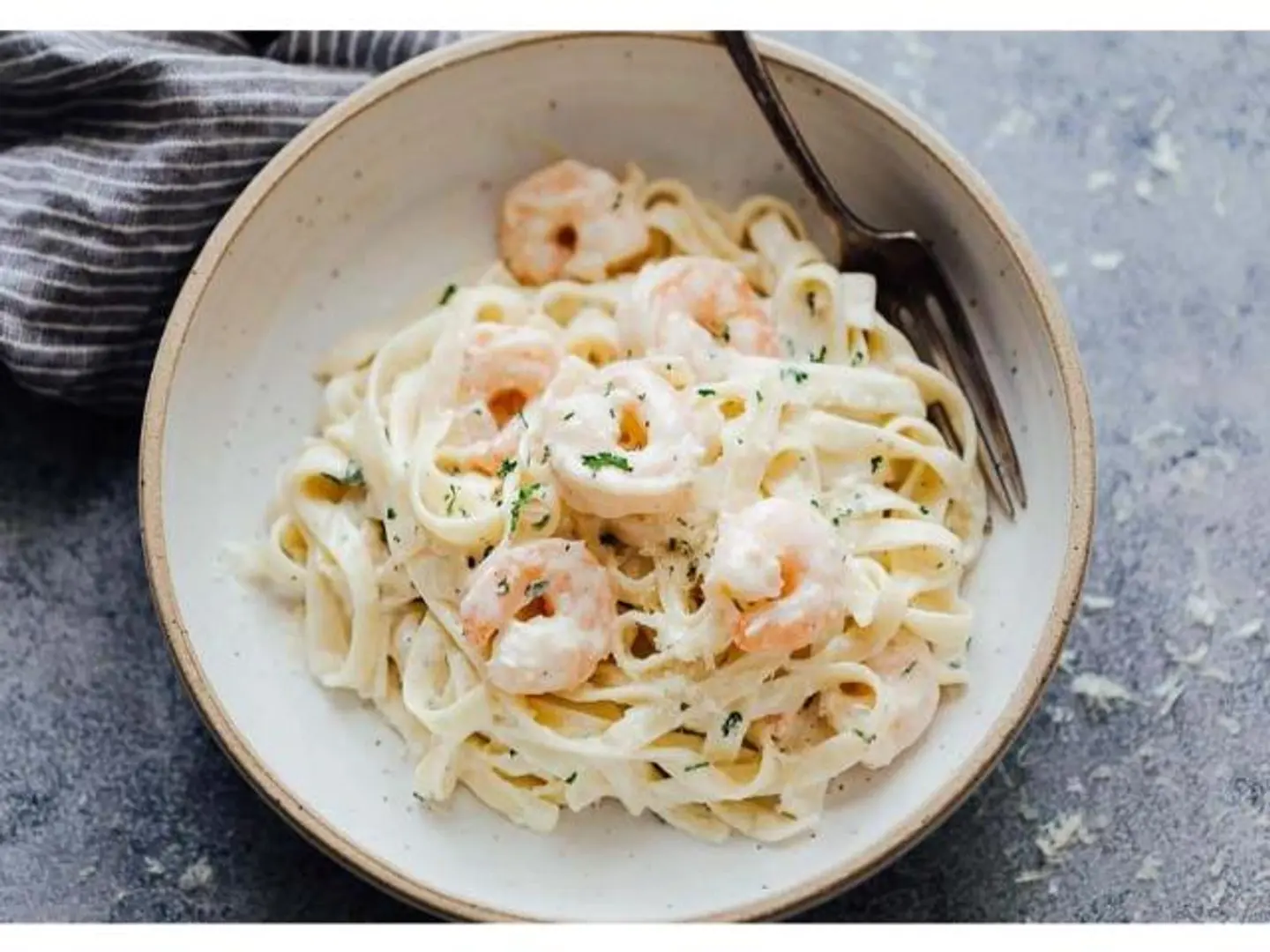 معكرونة بصلصة بيضاء روبيان