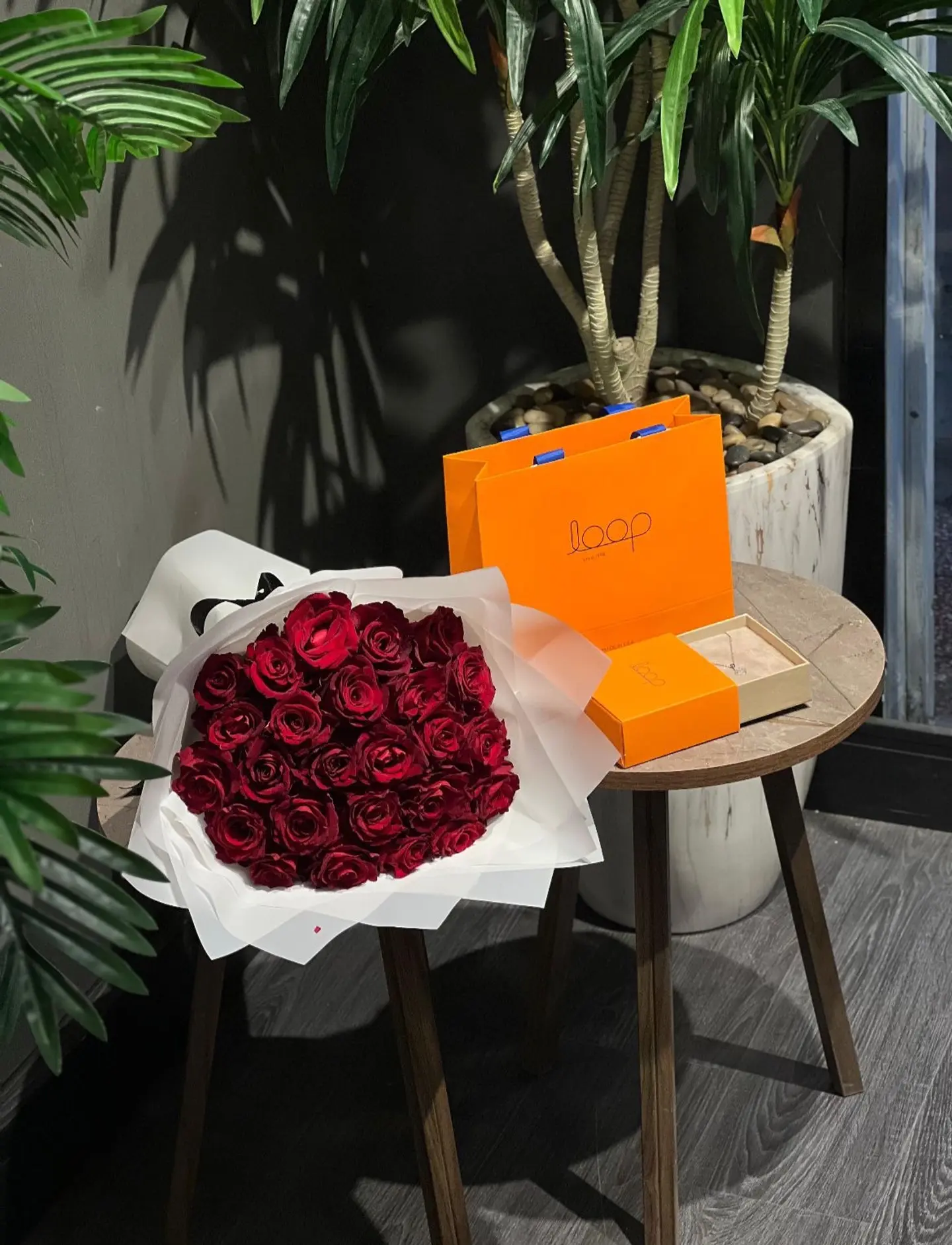 سلسال برند اوب مع باقة ورد