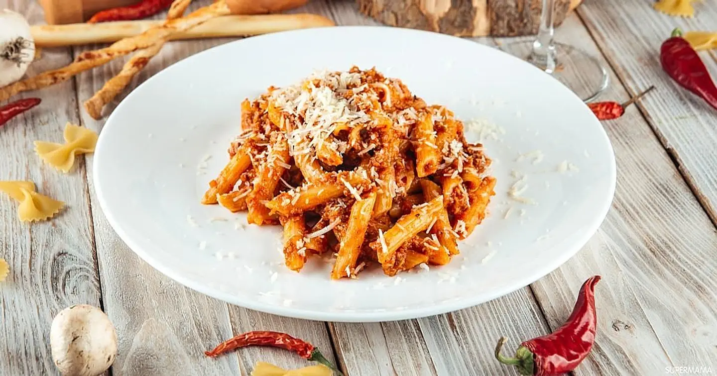 مكرونة حمراء بالدجاج