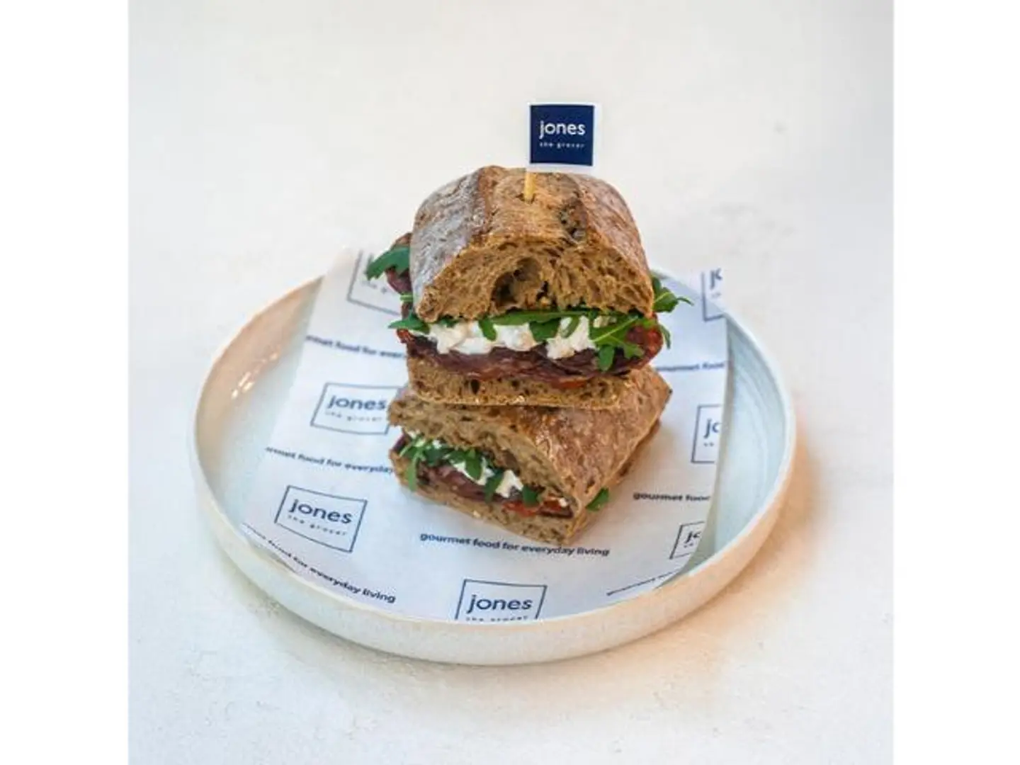 لحم واغيو سلامي مع جبنة البوراتا