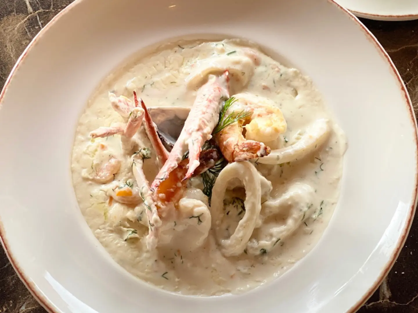 شوربة المأكولات البحرية - خبز رول