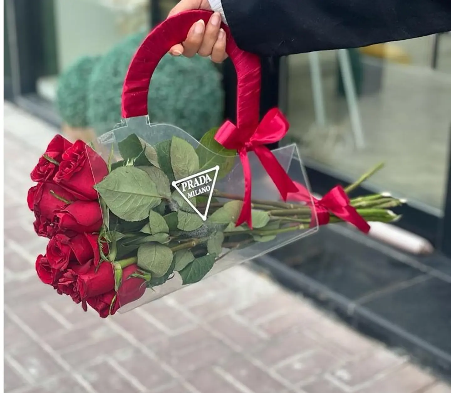 حامل ورد احمر