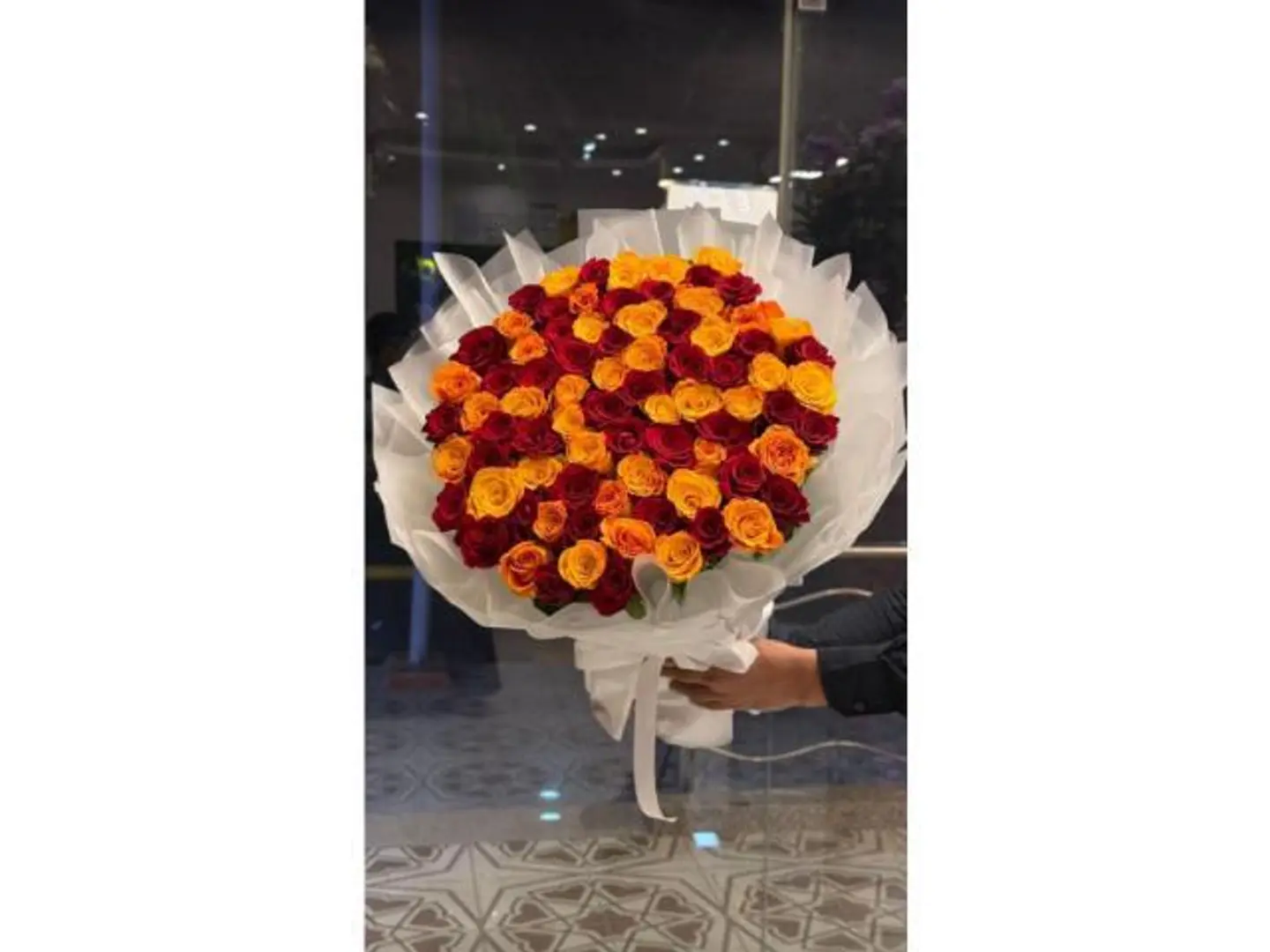 ورد احمر مع اورنج بوكيه