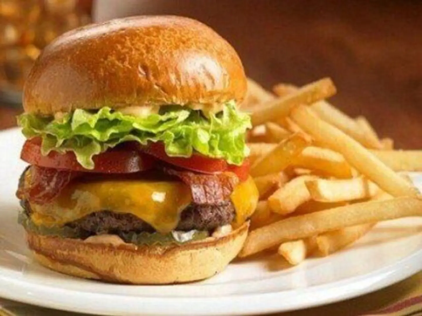 ساندوتش برجر لحم جريل خبز فرنسى