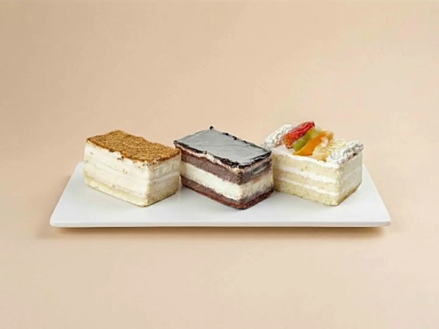 قطع كيك لوتس + فواكه + شوكولاتة