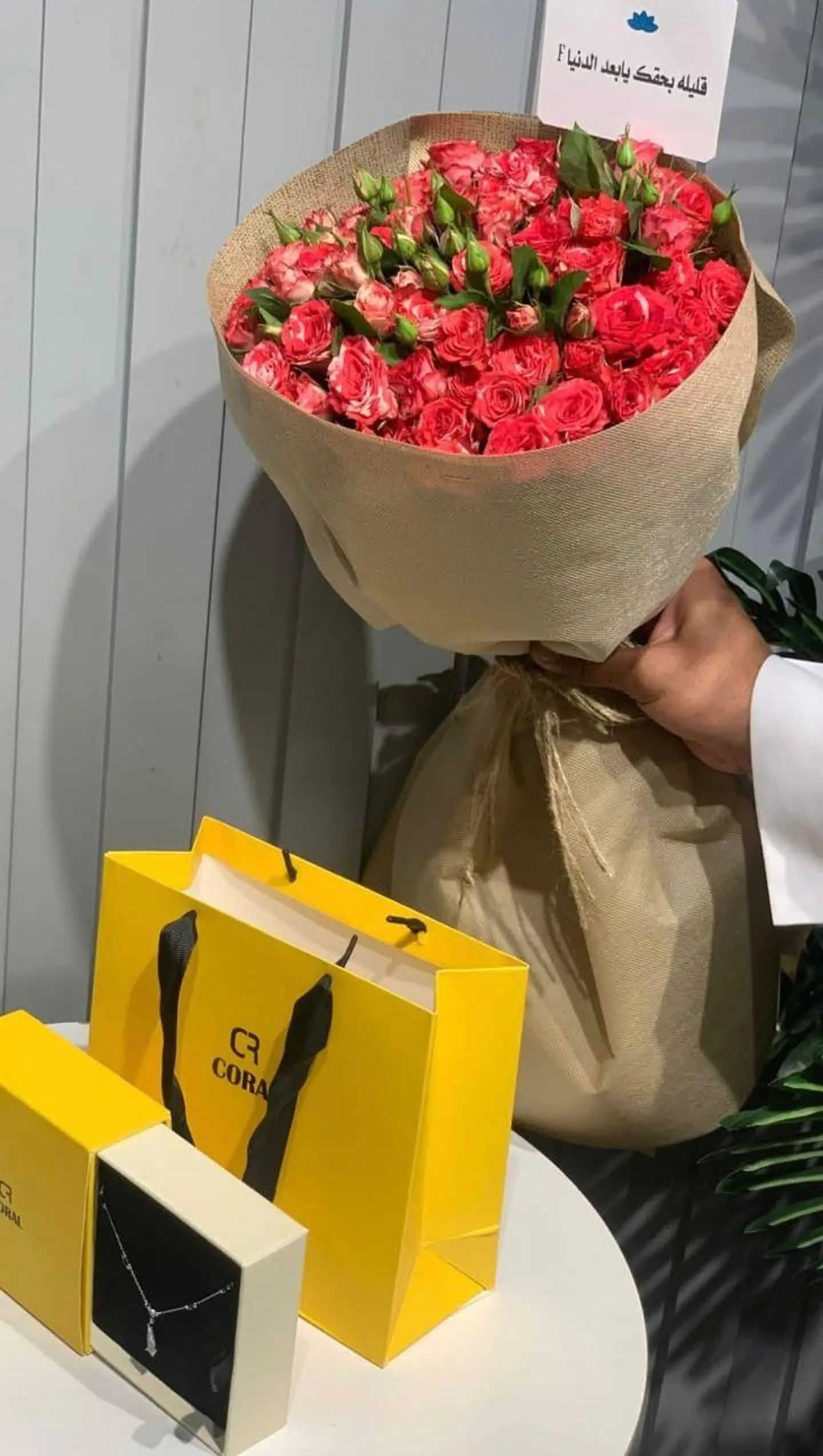 بوكيه ورد مع السلسال