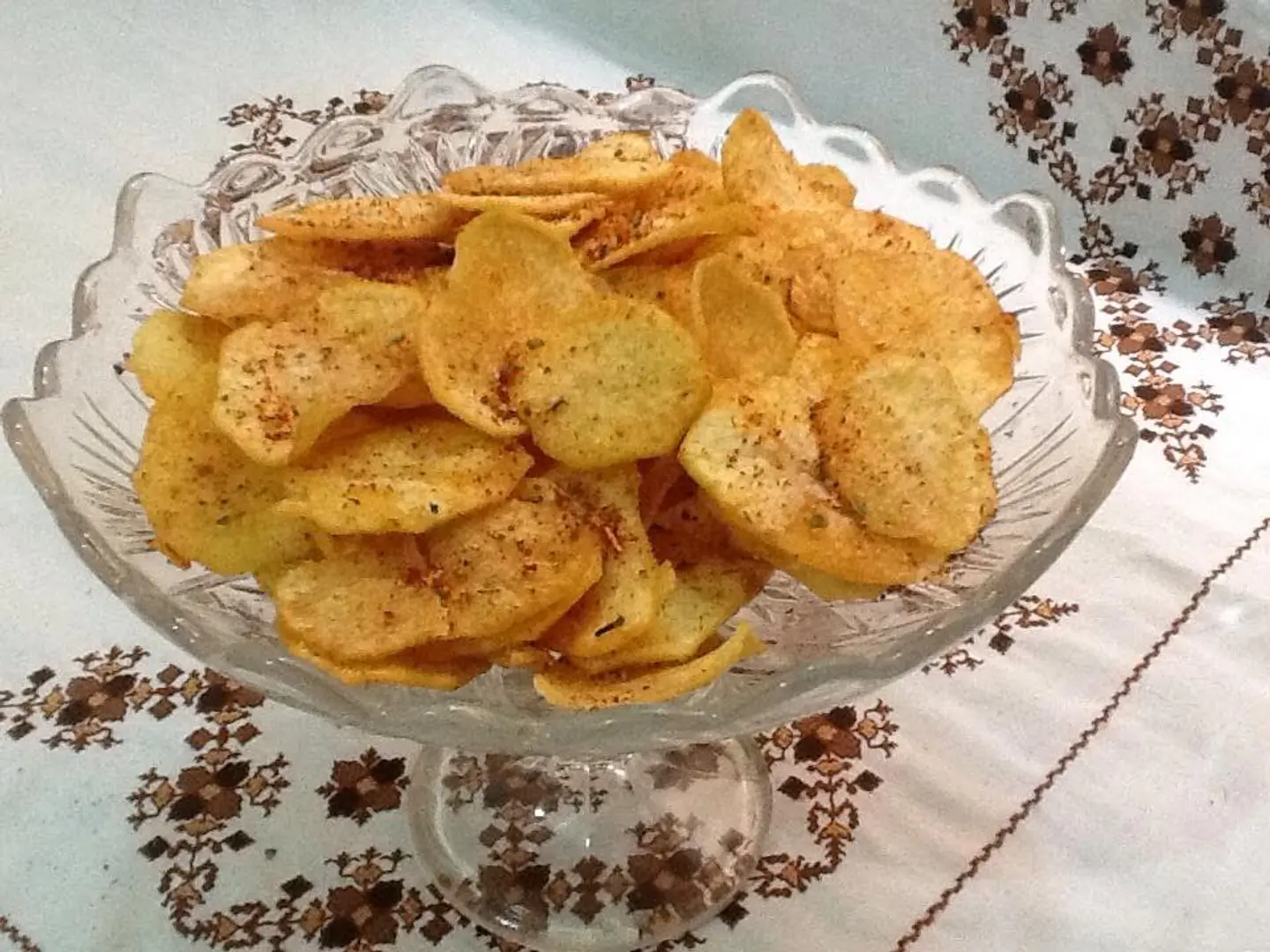 صحن بطاطس شيبس وسط