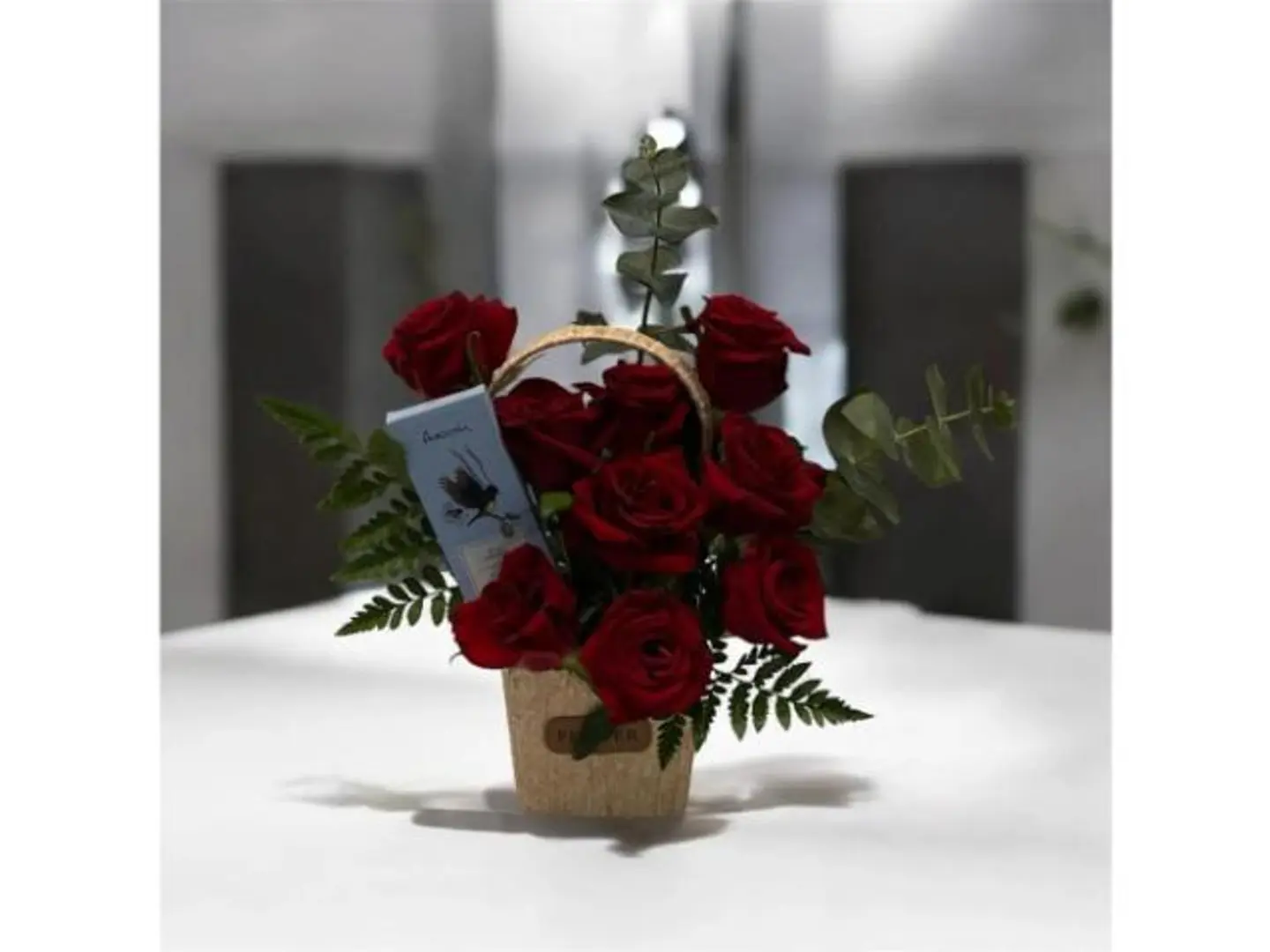 سلة صغيرة مع شوكولاته بلجيكية