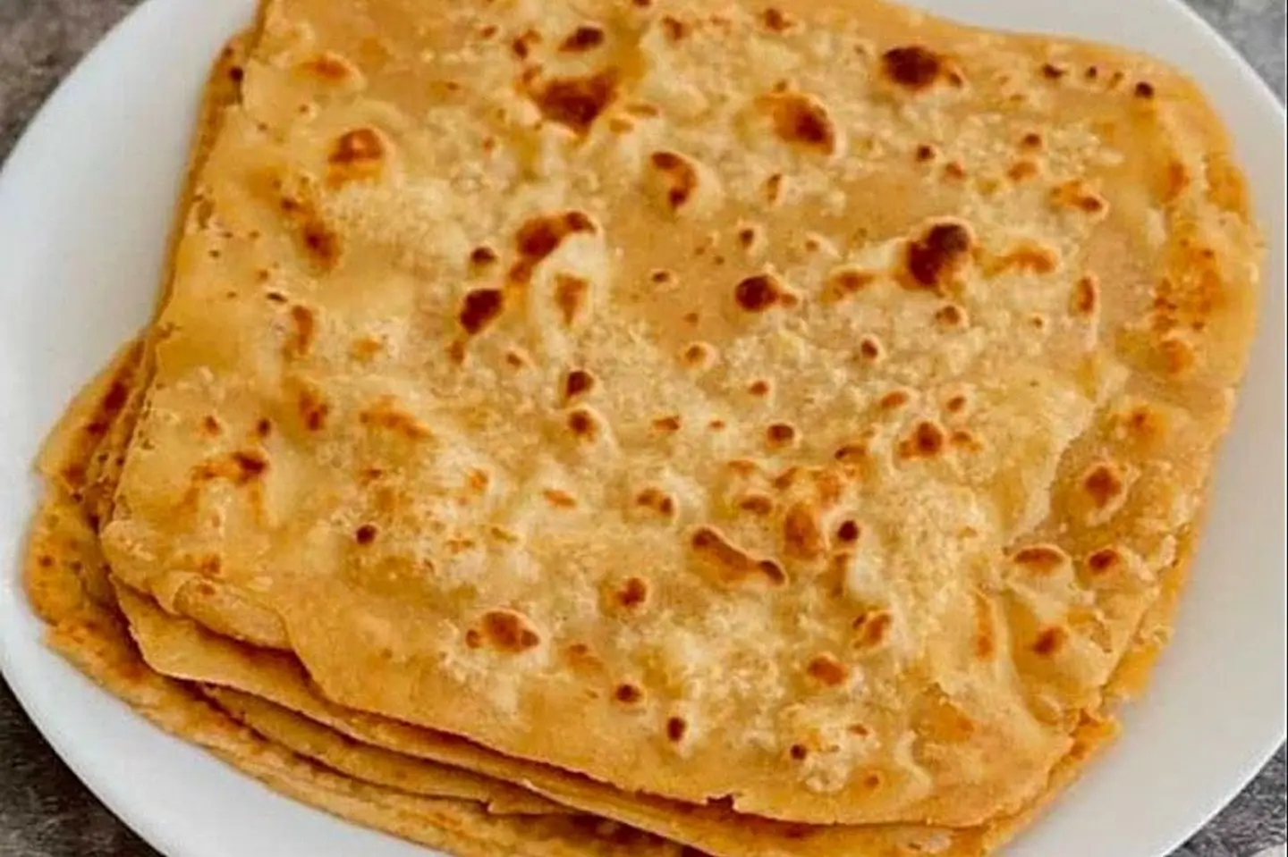 باراثا مربعة سادة من القمح الكامل محلية الصنع