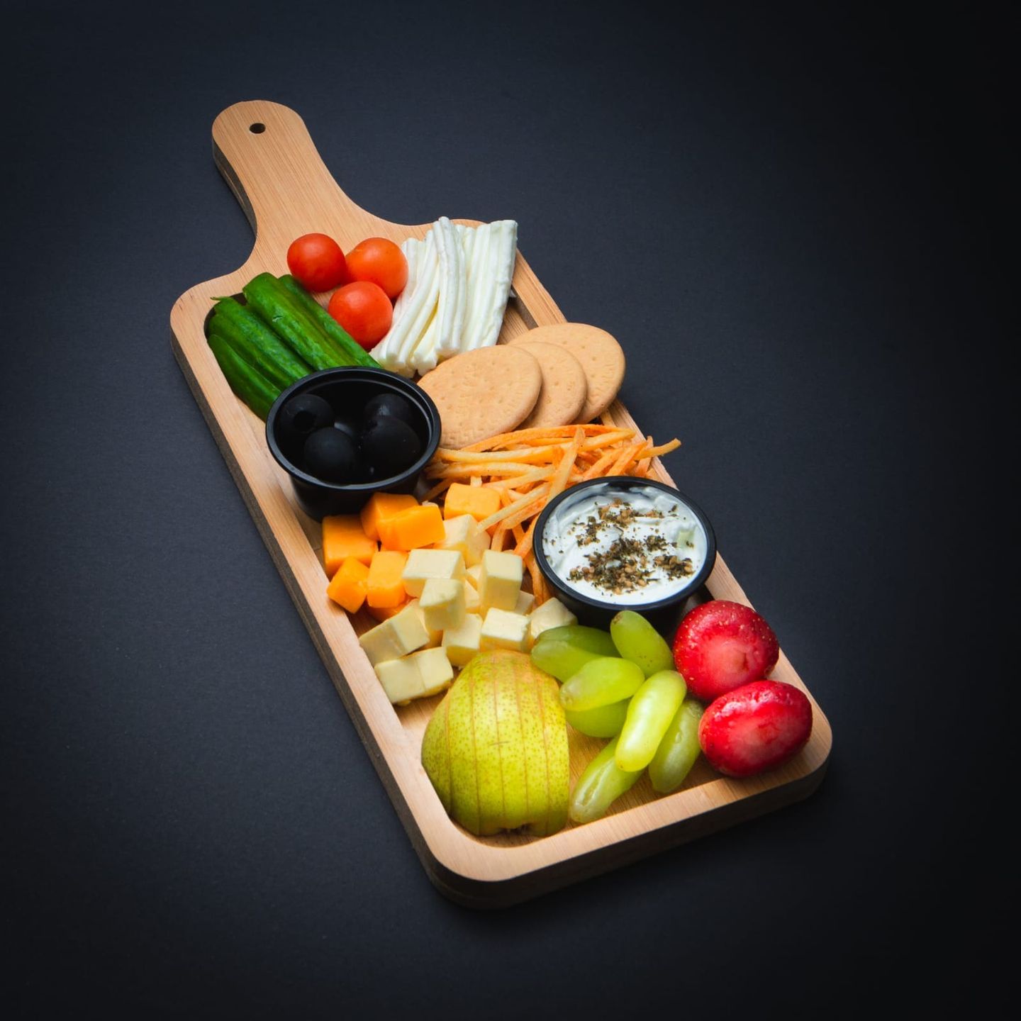 صحن اجبان مشكل مع الفواكة وخضار