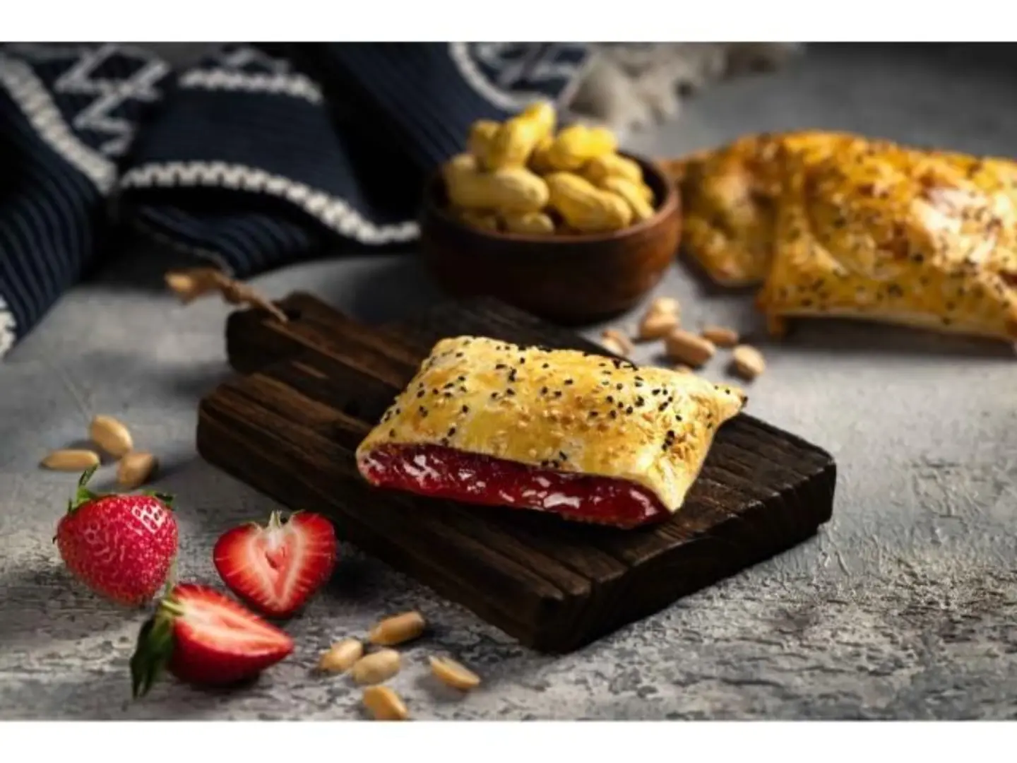 زبدة الفول السوداني و مربى الفراولة