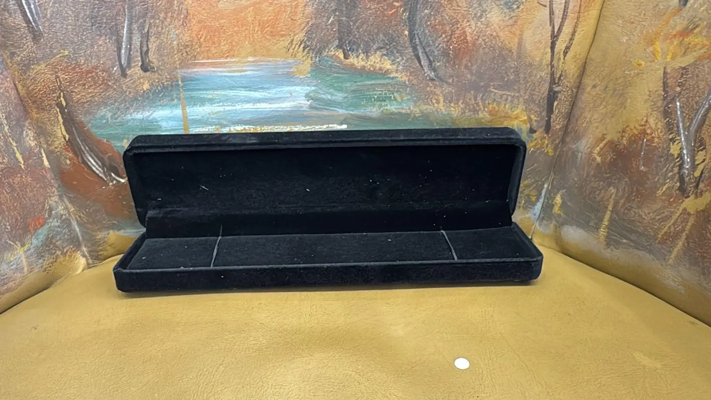 Rectangular Velvet Chain Box