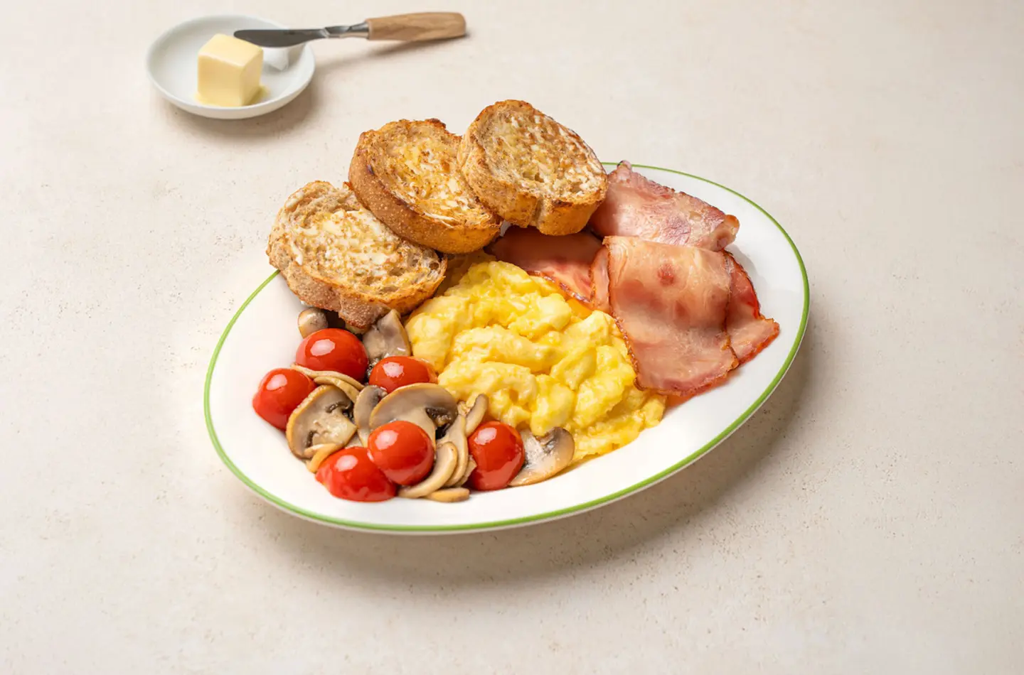 بيض مخفوق مع الديك الرومي المقدد والفطر