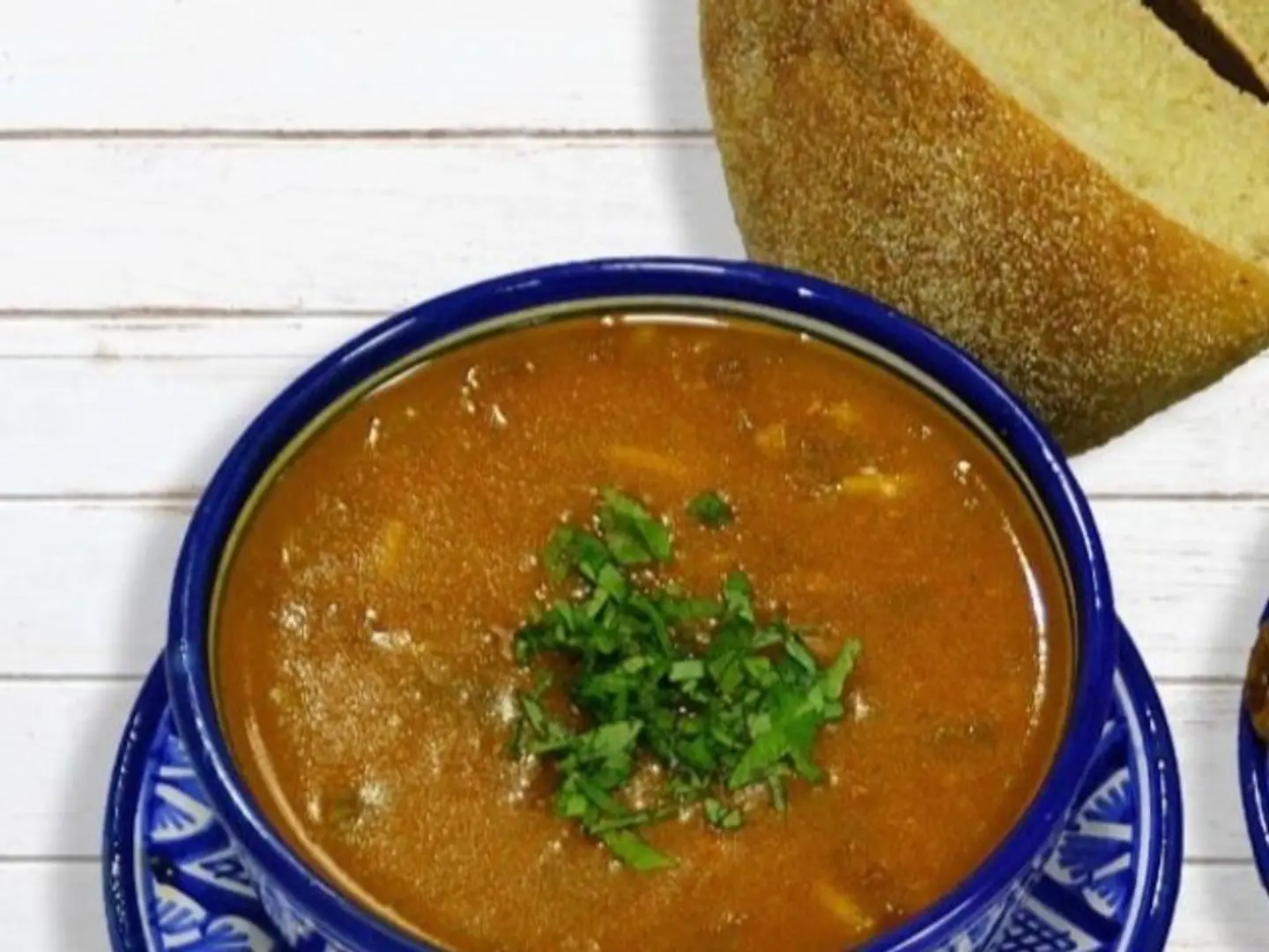 شوربة حريرة مع خبز وليمون