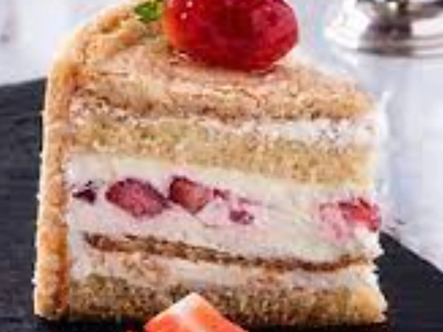 كيكة الفراولة و اللوز