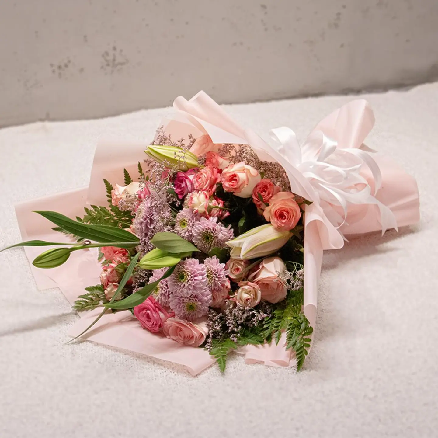 بوكيه زهور وردي و ابيض