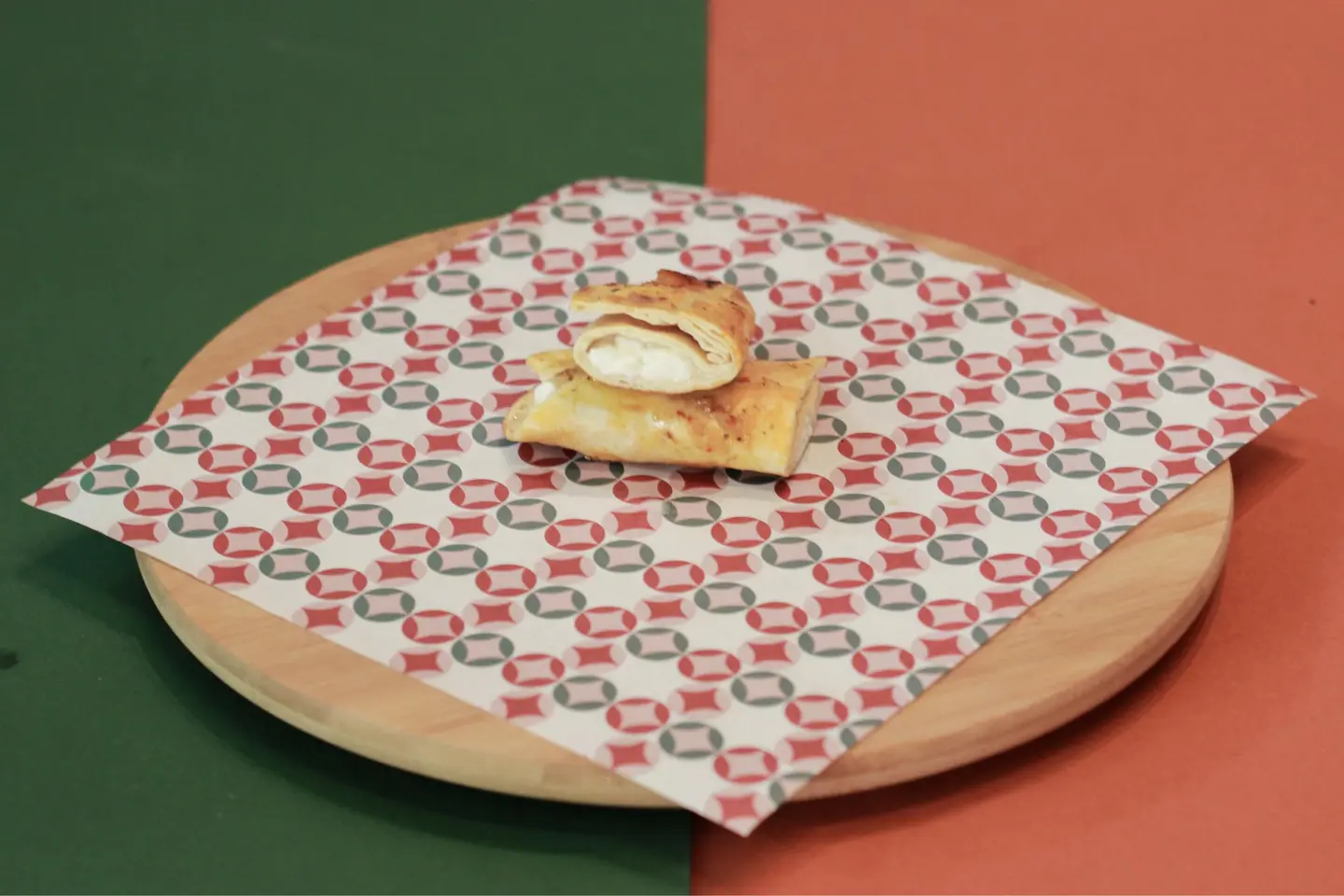 جبنة عكاوي على الفحم صغير