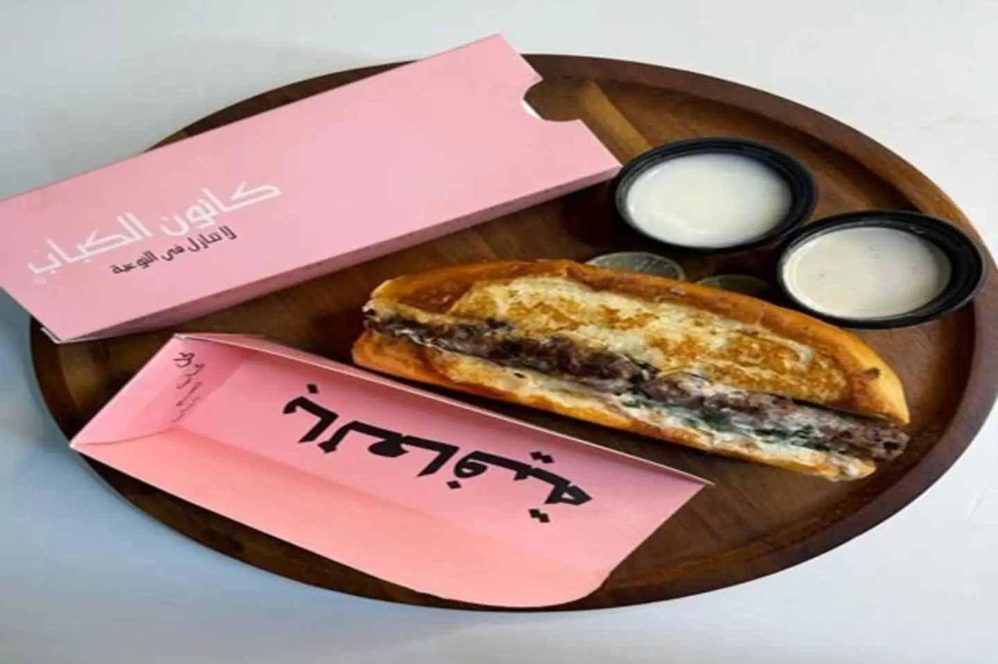 ساندوتش مبشور لحم بالجبن بريوش