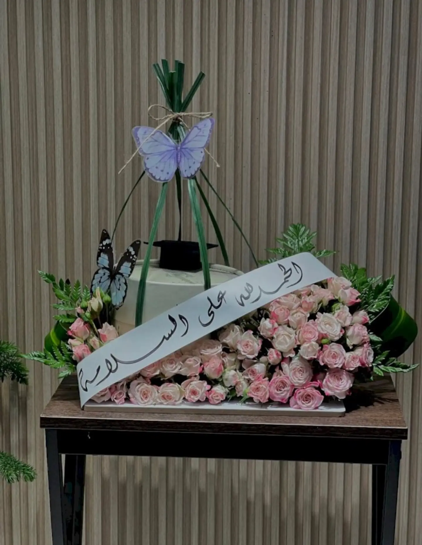 شوكولاتة أنوش مع ستاند الورود الفاخر