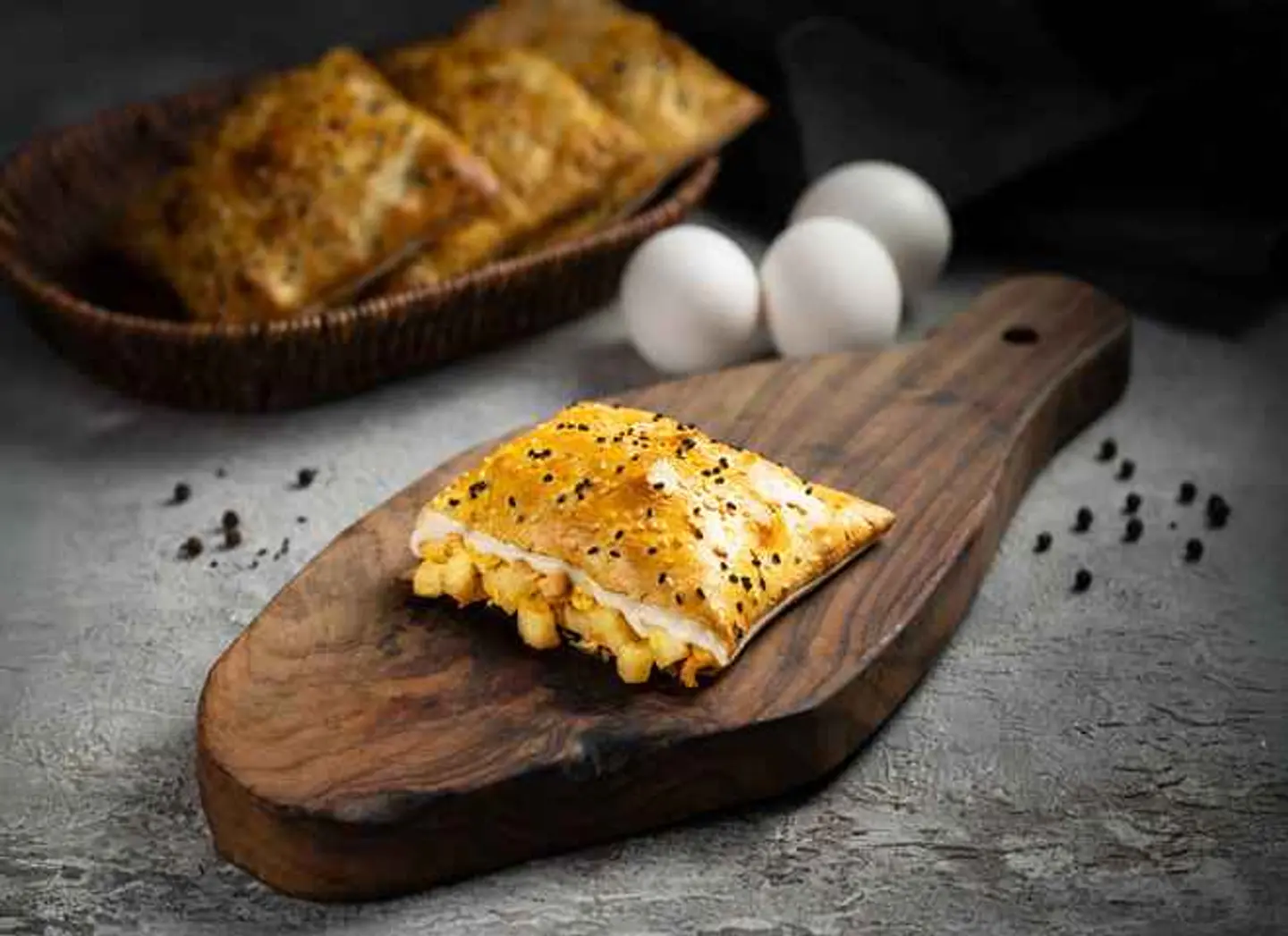 مفركة بيض و بطاطس بالجبنة - مع جبنة