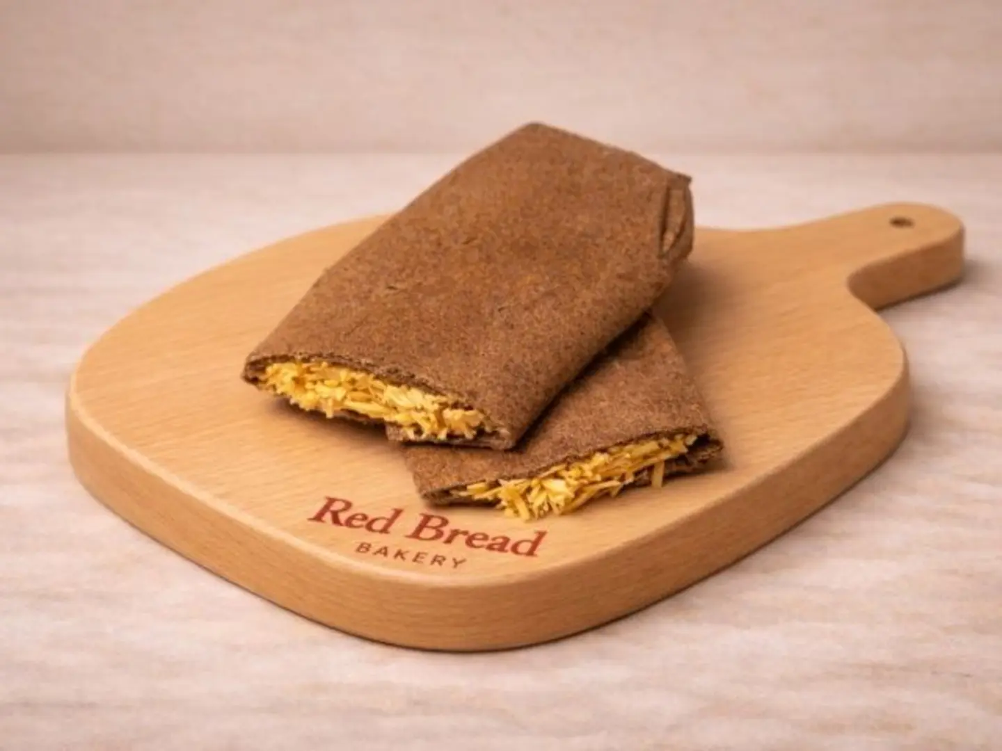 خبز حمر بالتمر وجبنة الشيدر