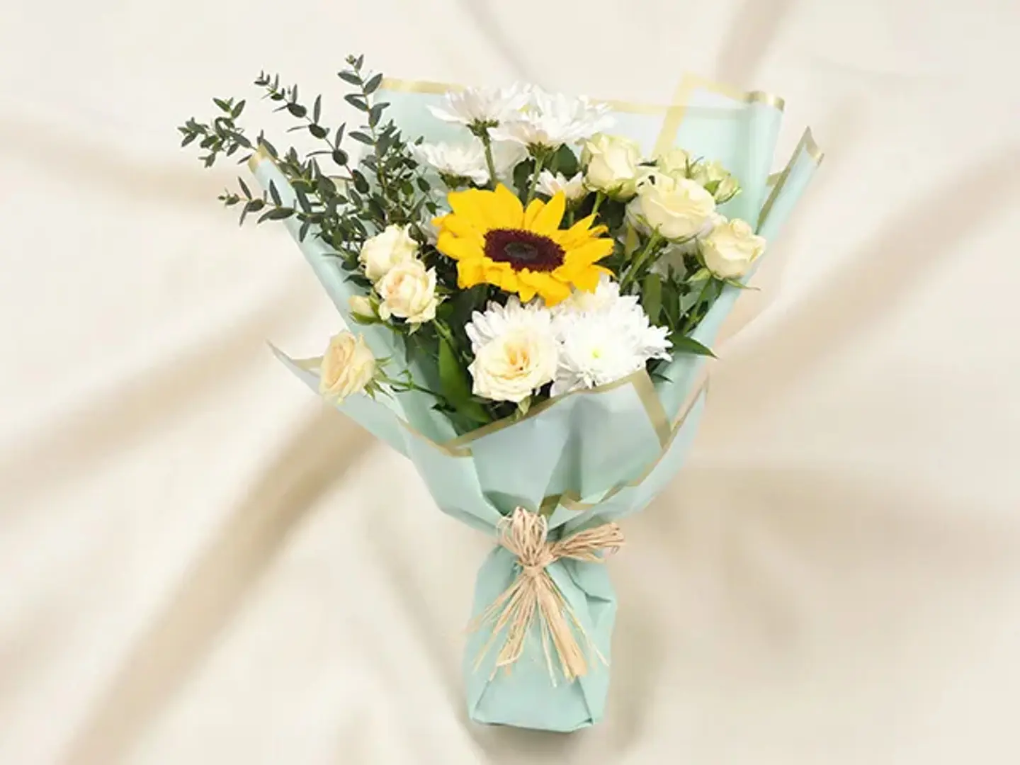 باقة هدايا مبهجة من زهور عباد الشمس وورود الخوخ الصغيرة