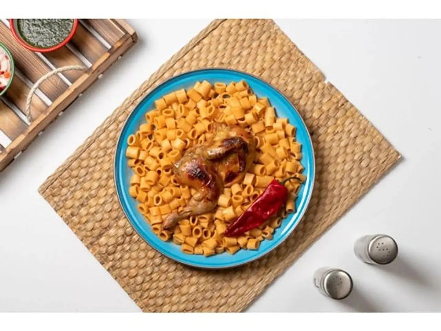 نصف حبة دجاج مضغوط مكرونة