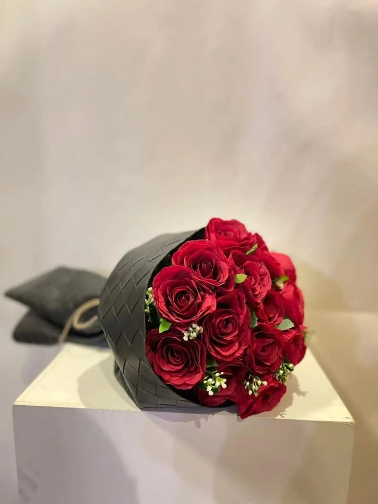 بوكيه اسود ورد جوري احمر