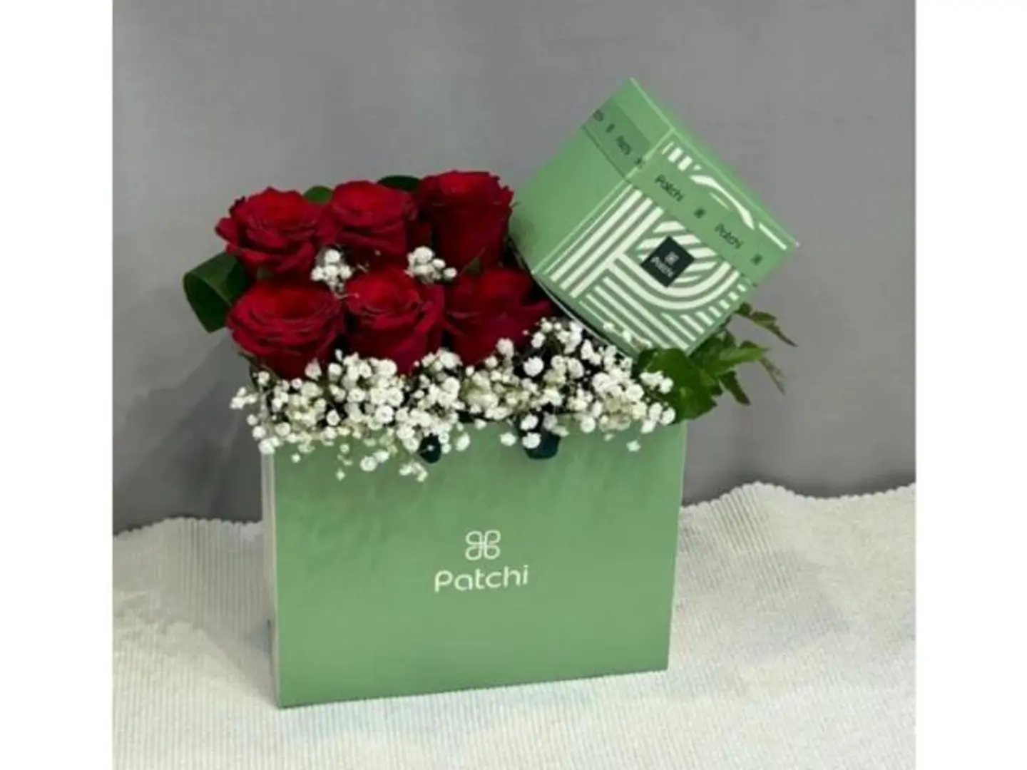 تنسيق احمر مع شوكلاتة باتشي