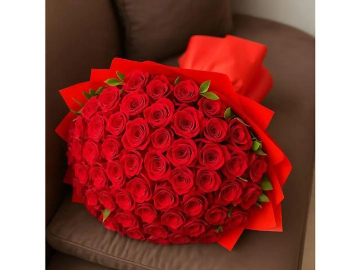 بوكيه رائع من 100 وردة حمراء مع أوراق الروكسس