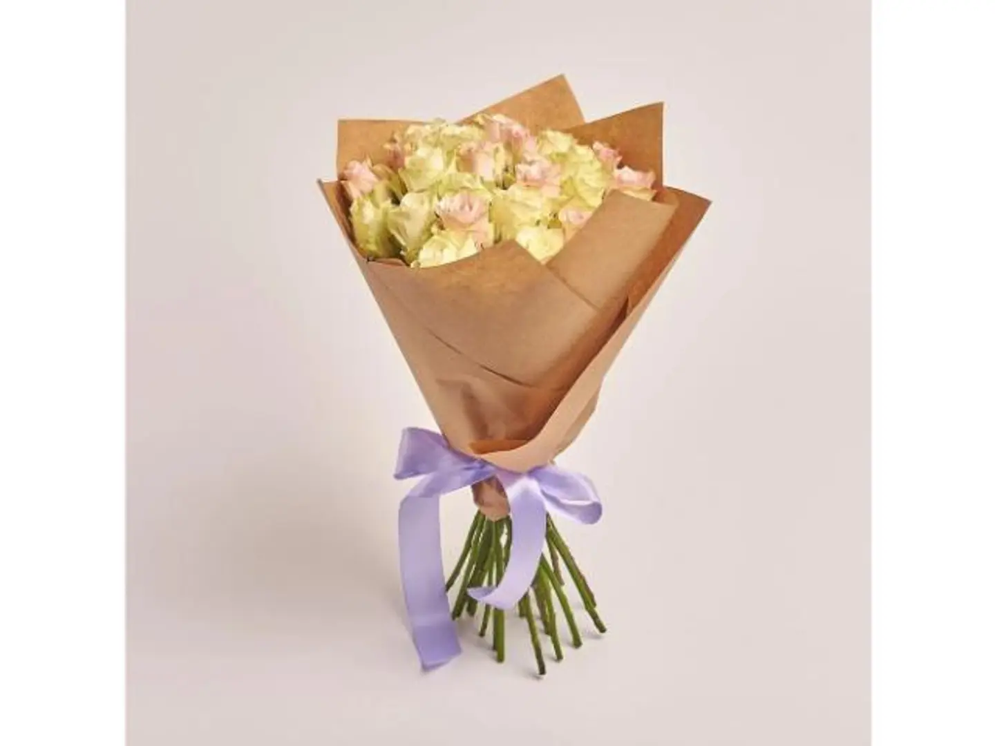 باقة جوري كريمي مع تغليف ورقي