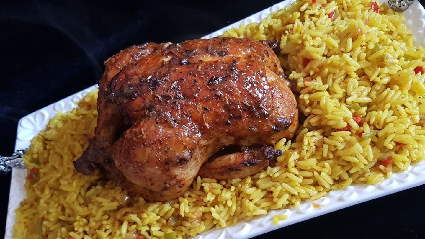 ربع دجاج محمر مع أرز وخضار