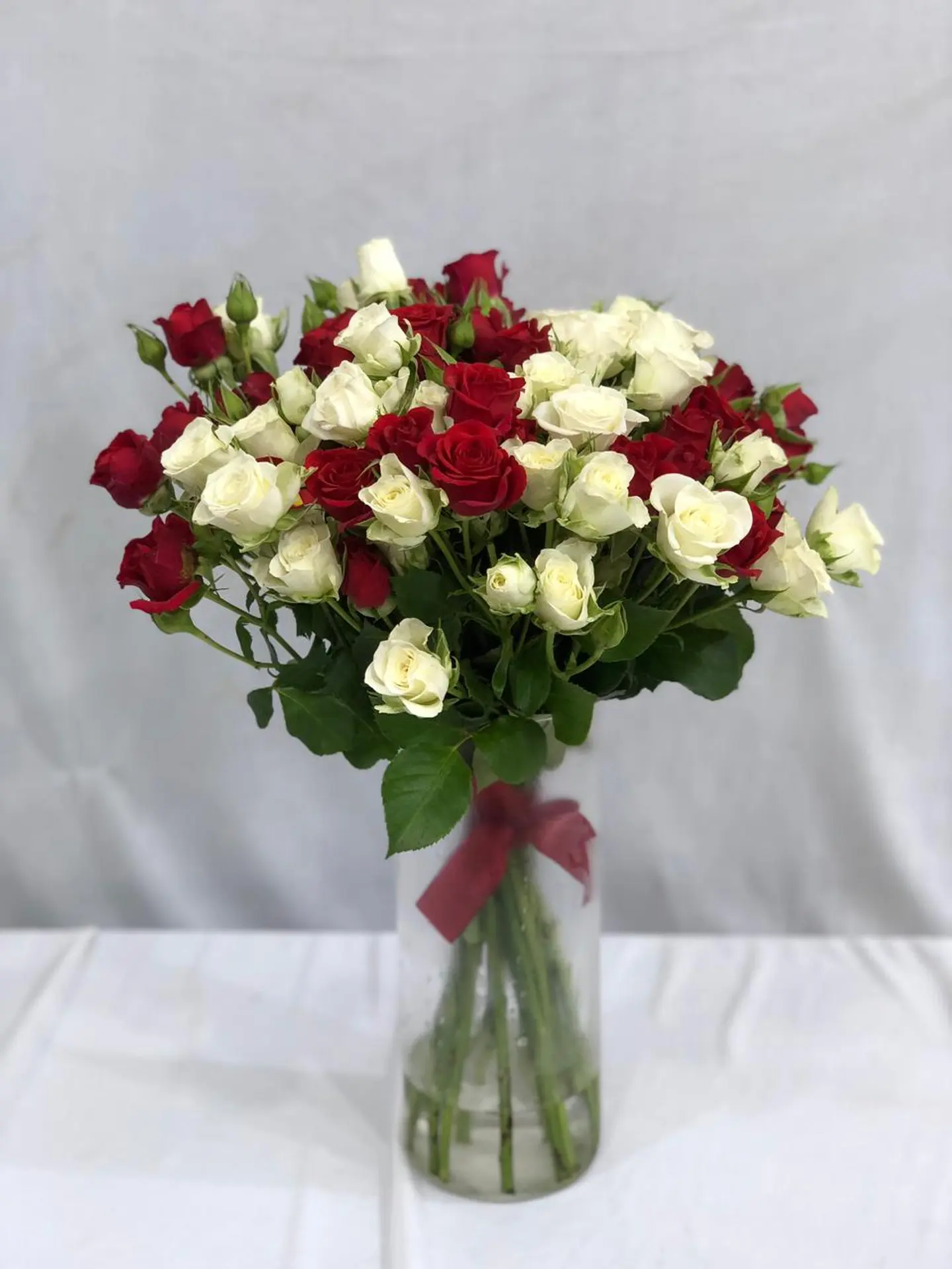 ستة عشر وردة رش مع مزهرية