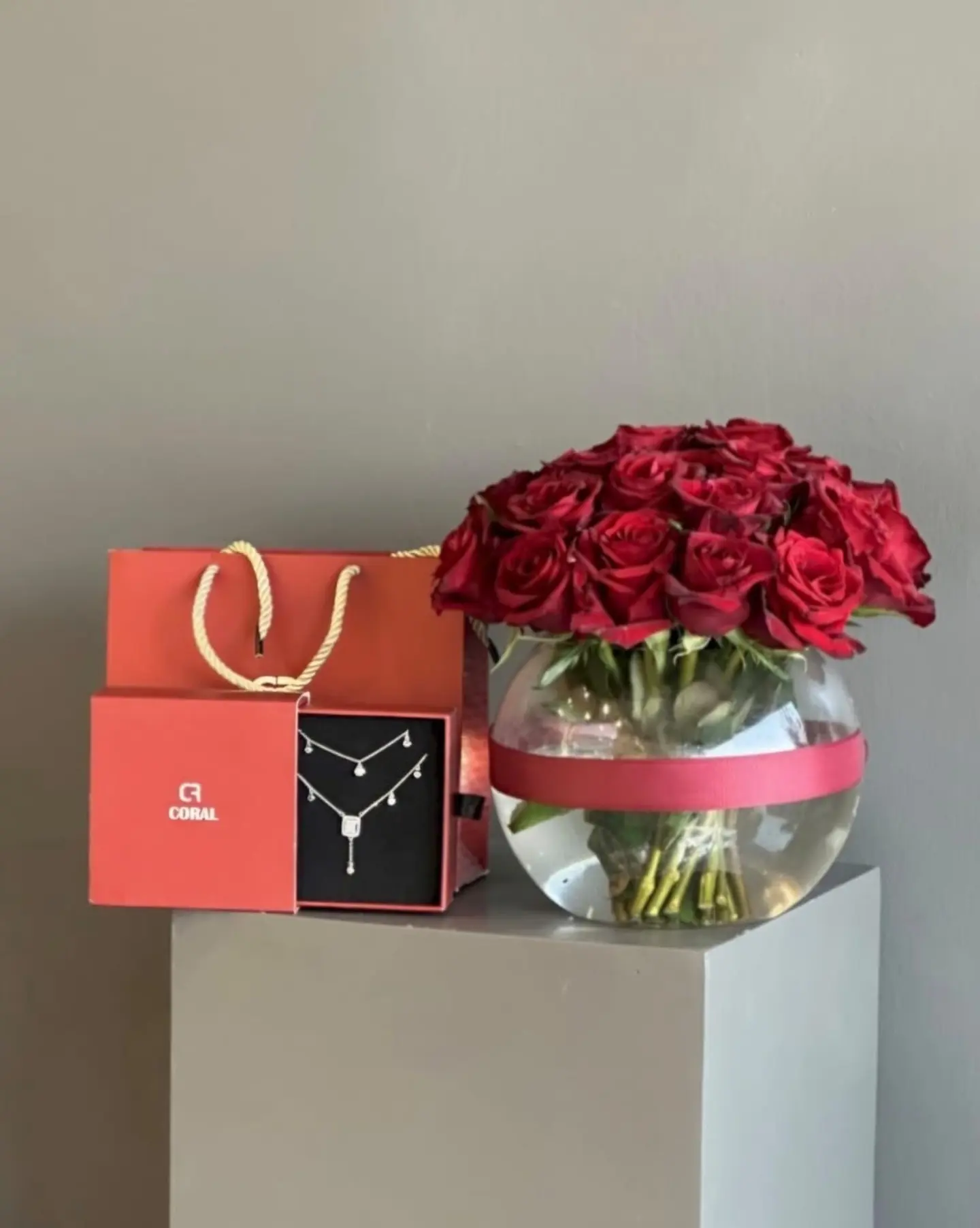 فازة ورد مع سلسال