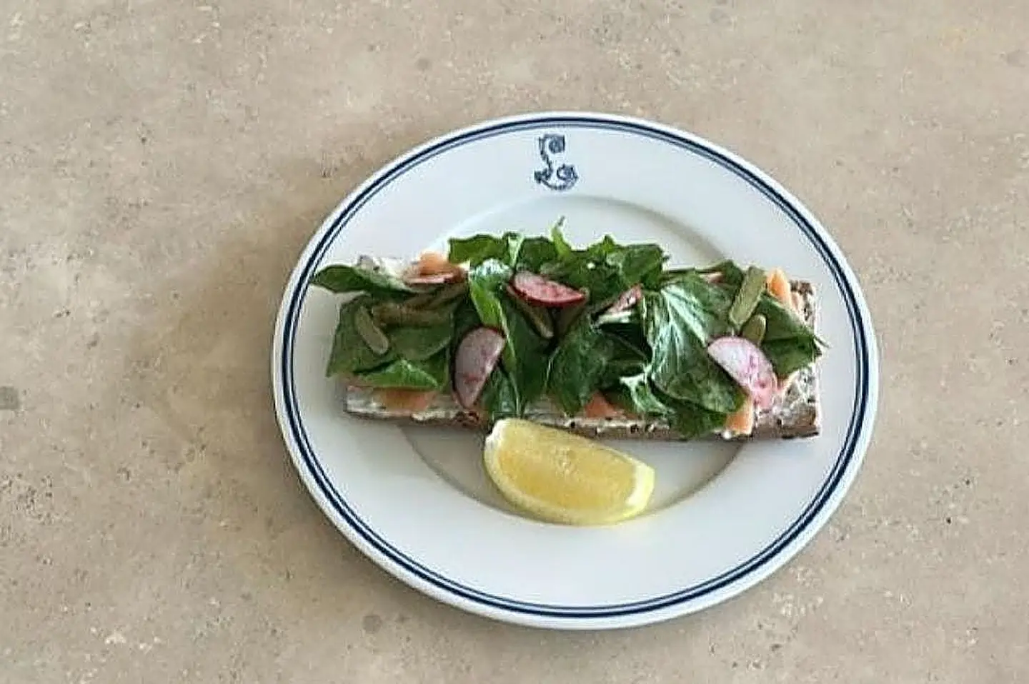 السلمون المدخن على خبز كروستيني