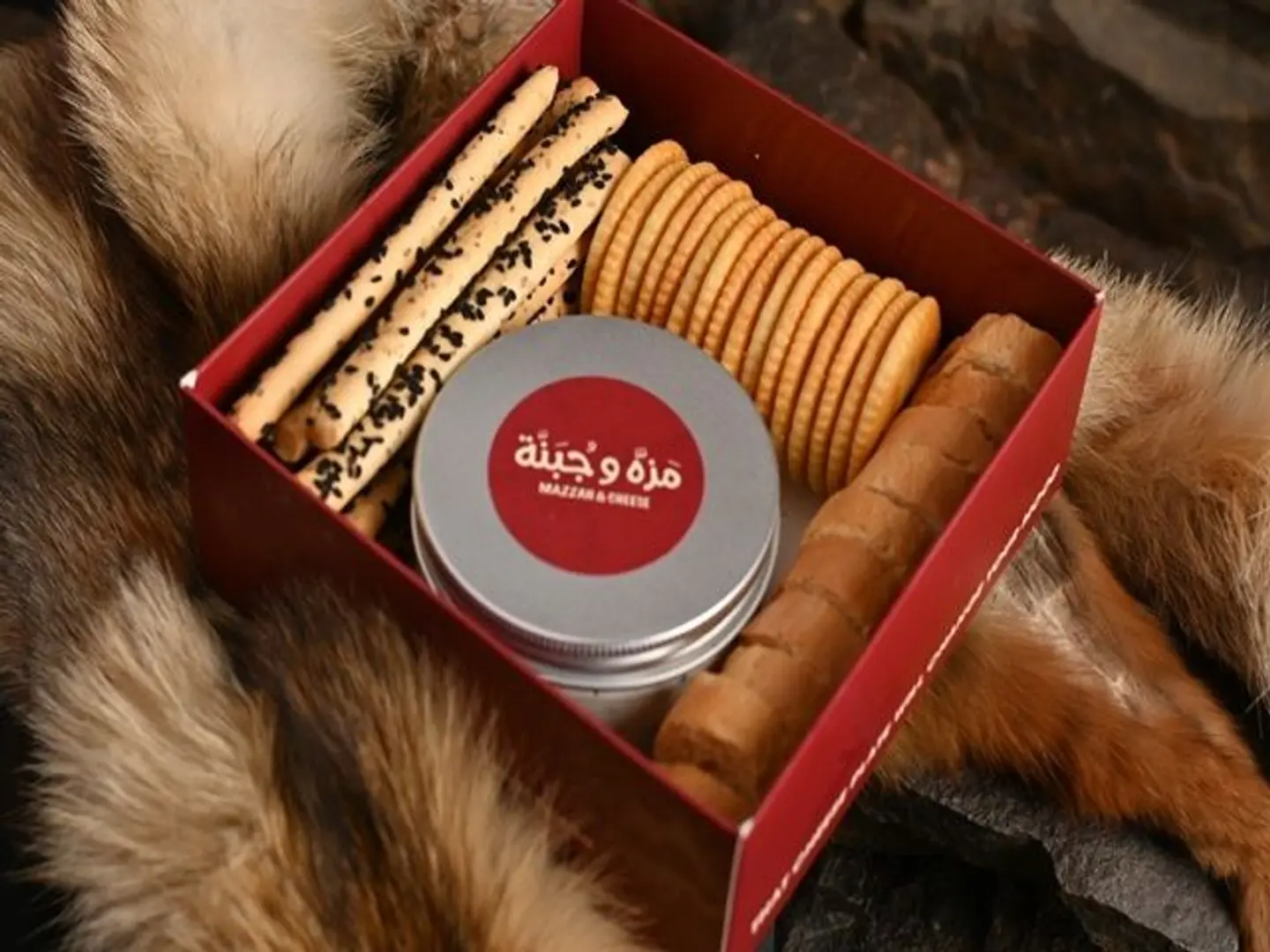 كراكرز مزه وجبنة مع تغميسة بالأعشاب