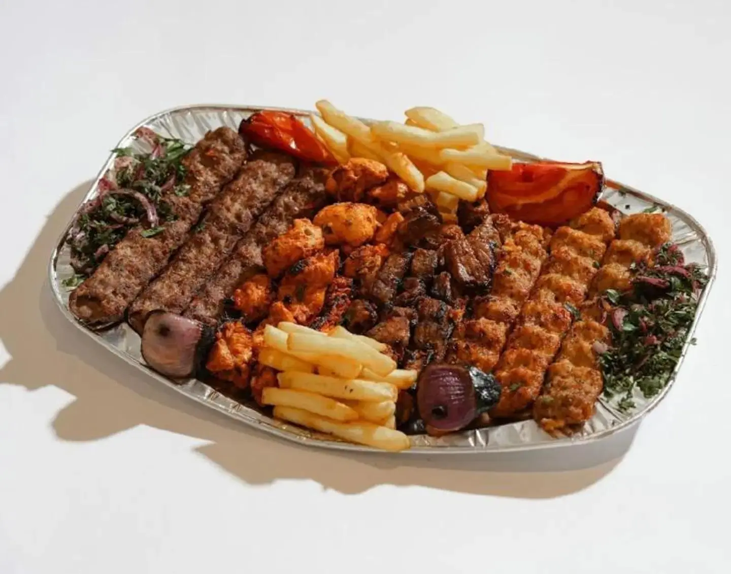 نصف كيلو مشويات مشكل مع الارز بالإضافة إلى طحينة وثومية وصوص حار وخبز