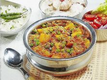 البازلاء الخضراء مع البطاطس